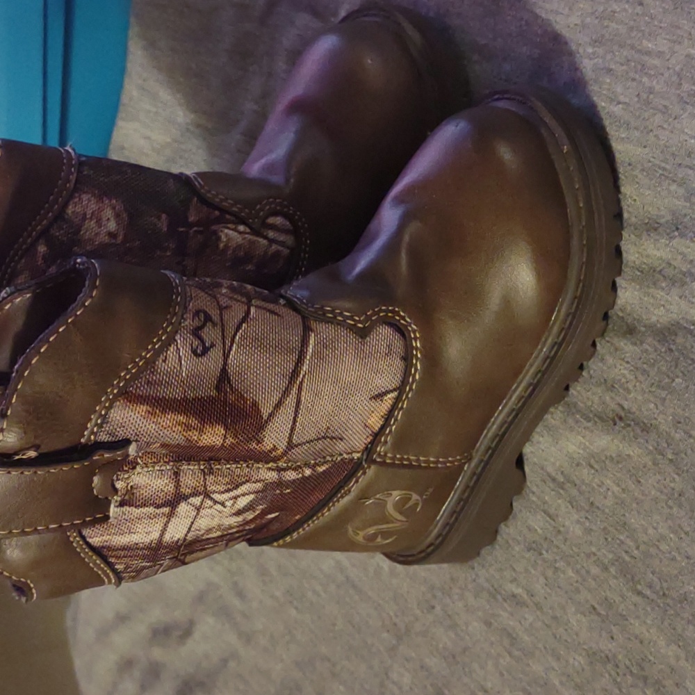 Toddler Real tree camo boots sz 5